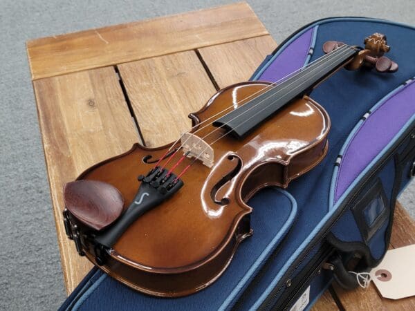 Stentor Student Model 1/8 Violin outfit with Case and Bow - Gloss - Image 4