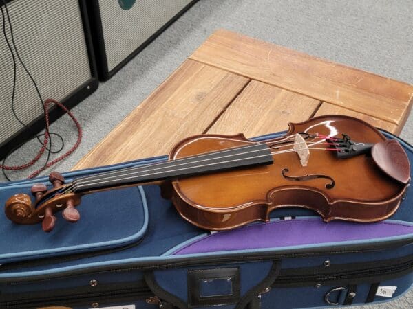 Stentor Student Model 1/8 Violin outfit with Case and Bow - Gloss - Image 5
