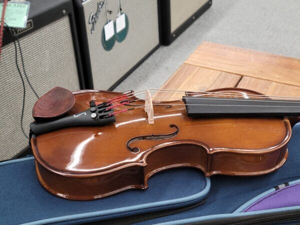 Stentor Student Model 1/8 Violin outfit with Case and Bow - Gloss - Image 7