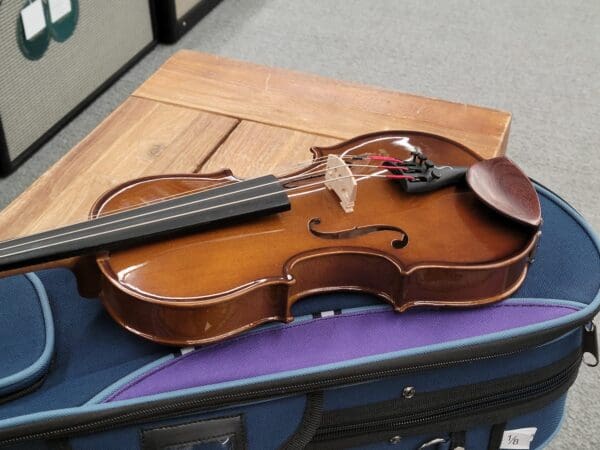 Stentor Student Model 1/8 Violin outfit with Case and Bow - Gloss - Image 8