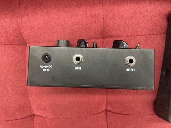 R Weaver FX Midnight Vibe W/ Expression Pedal - Black - Image 8
