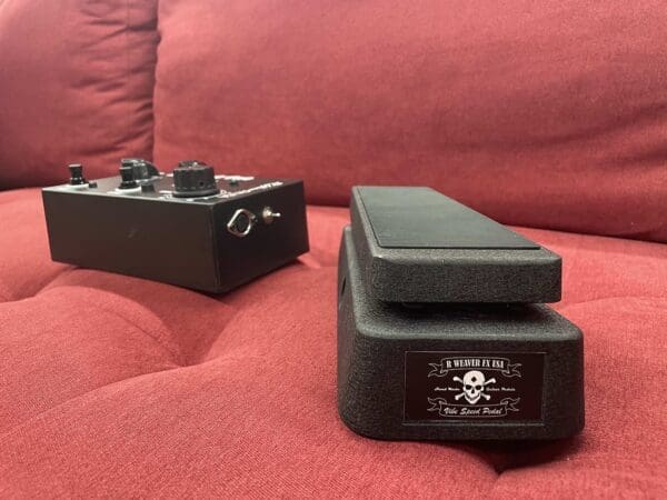 R Weaver FX Midnight Vibe W/ Expression Pedal - Black - Image 10