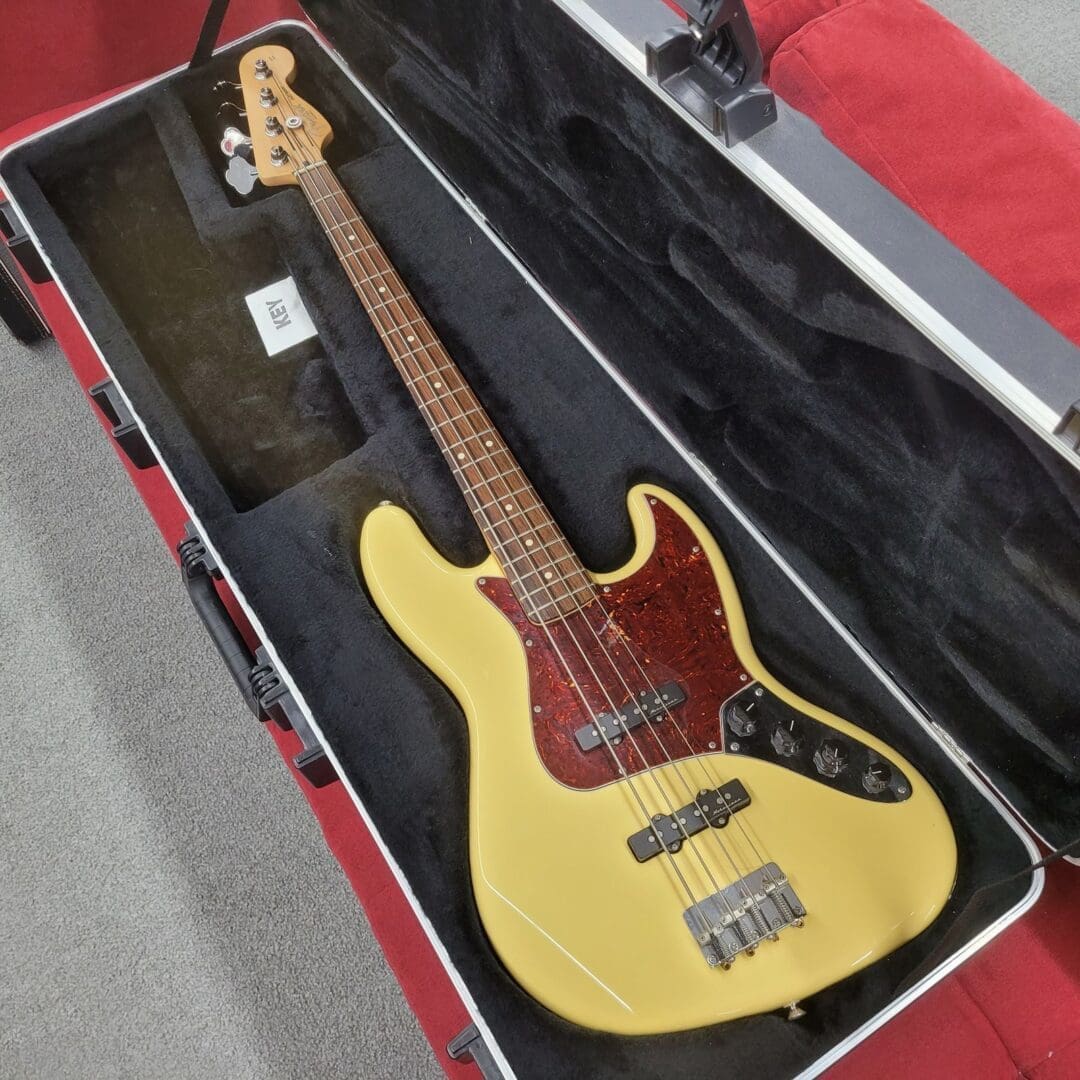Fender Deluxe Active Jazz Bass with Case 2008- Vintage White