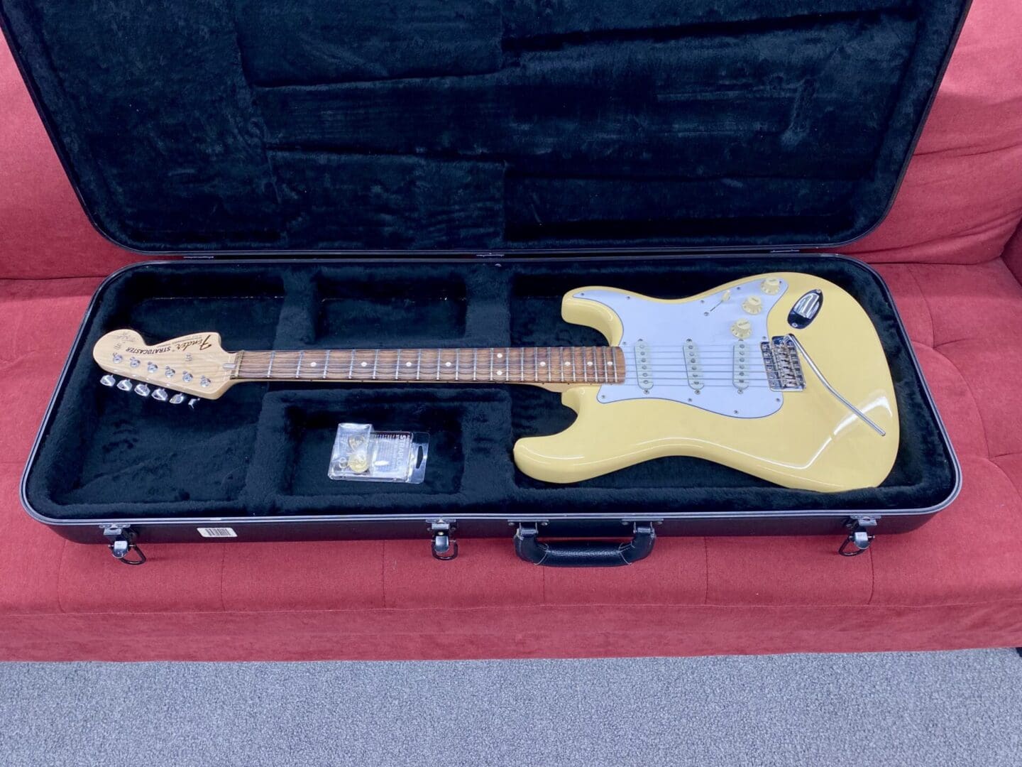 Fender Yngwie Malmsteen Stratocaster with Scalloped Rosewood Fingerboard 2017 - Vintage White - Image 3