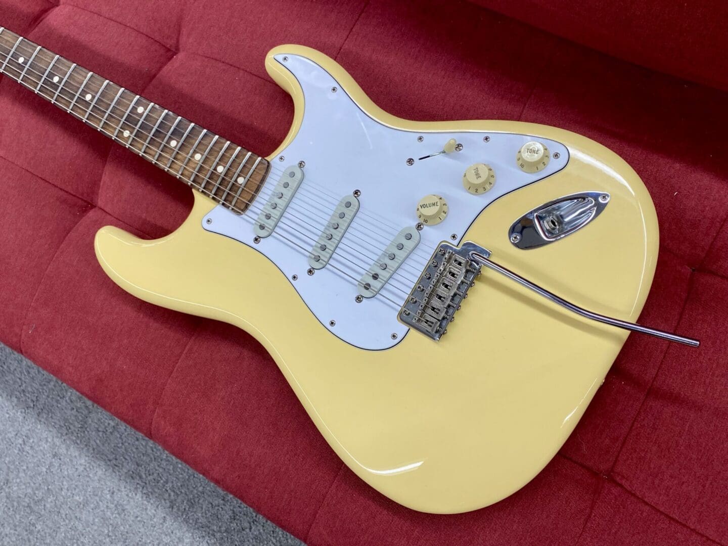 Fender Yngwie Malmsteen Stratocaster with Scalloped Rosewood Fingerboard 2017 - Vintage White - Image 10