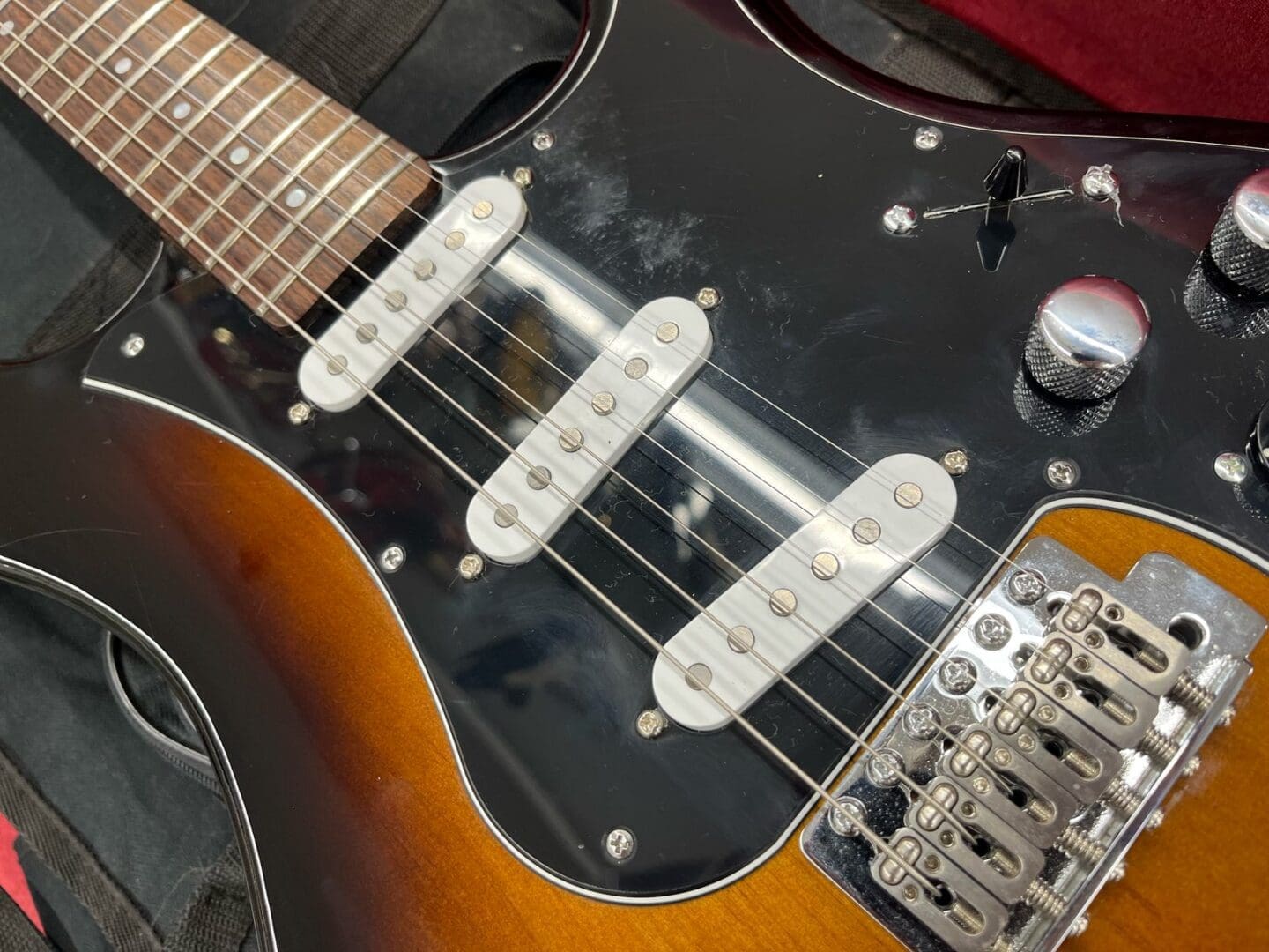 Line 6 Variax Standard Modeling Electric Guitar w/ Rosewood Fretboard - Sunburst - Image 3